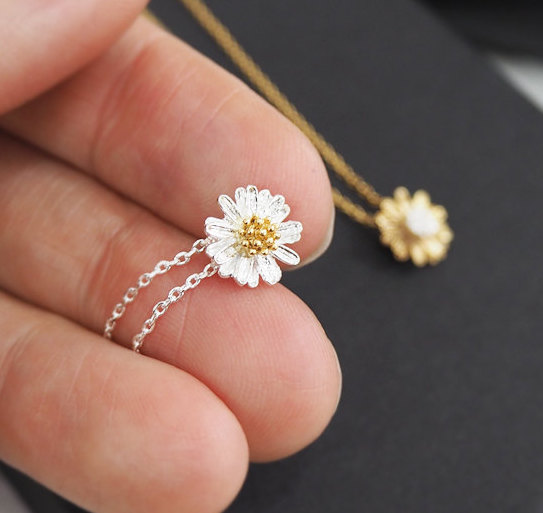 Daisy Flower Necklace, Flower Girl Necklace, Bridesmaids Gift on Luulla